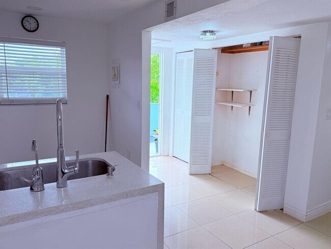 Foto del edificio - 8351 Sands Point Blvd