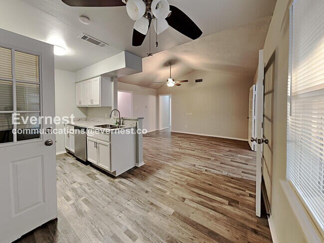 Foto del edificio - 5242 Grace Point Ln