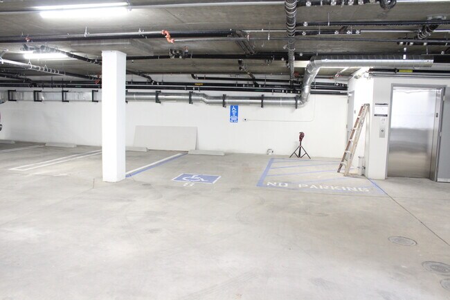Spacious Parking Garage - 14848 Delano St
