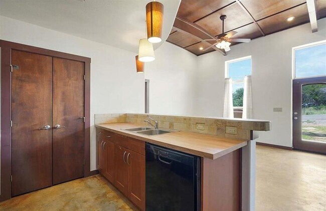 Building Photo - 658 Maple Ln