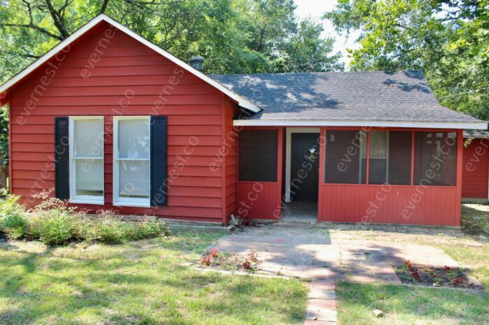 Primary Photo - 1318 E Woodruff Ave
