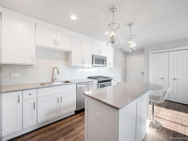 Building Photo - 662 Purdy St