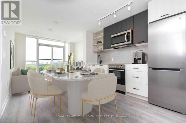 Photo du bâtiment - 2300-2300 St Clair Ave W