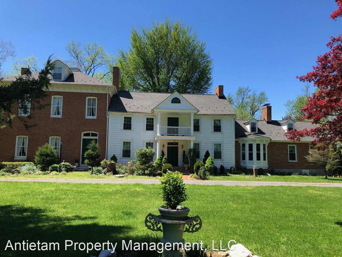 8 Springfield Ln, Williamsport, MD 21795 Room for Rent in