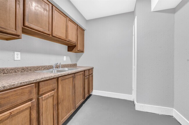 Building Photo - 5117 Lavender St
