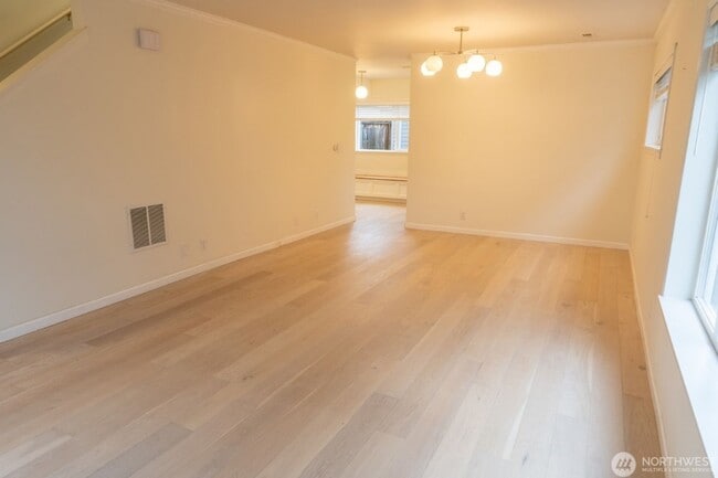 Building Photo - 3Bd/1.5Ba Seattle House