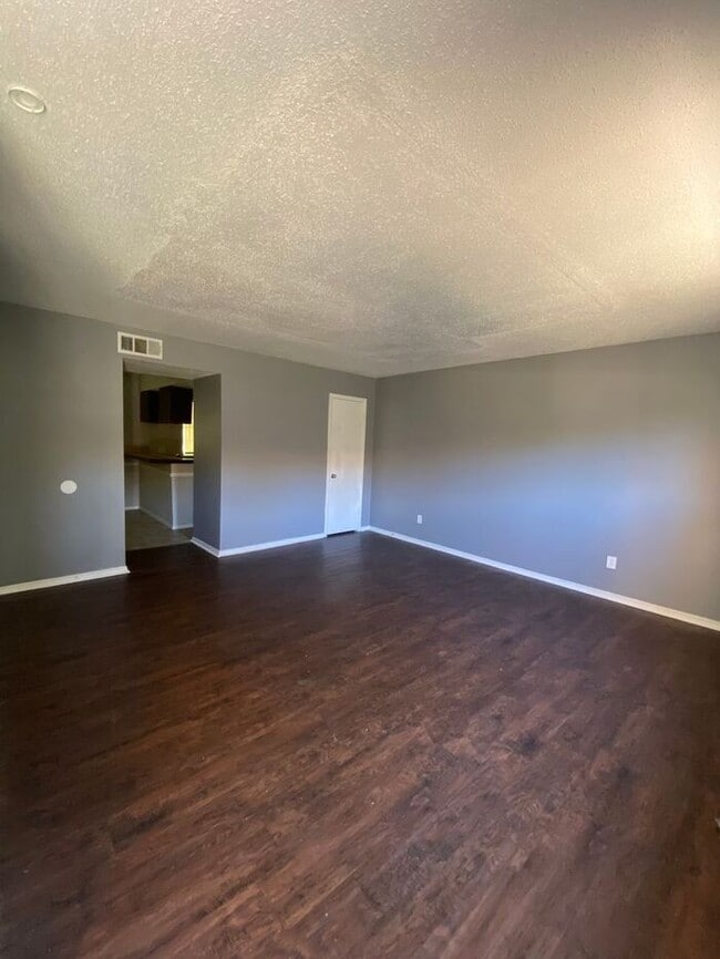 Foto del edificio - 2 Bedroom 1.5 Bath Apt at the Monterey Square Apts NW OKC