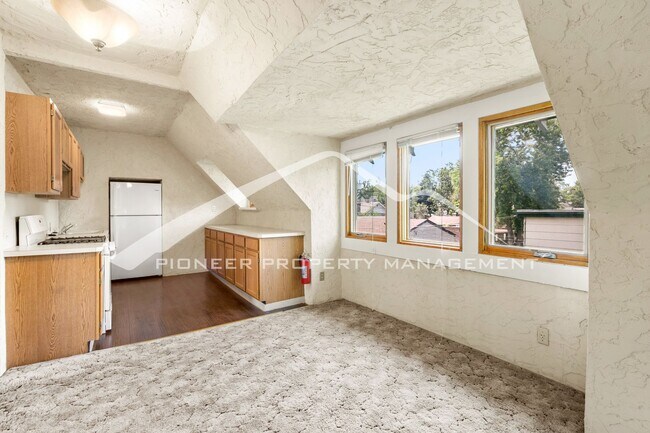 Foto del edificio - 2 Bed/1 Bath Upstairs Unit in Duplex with ...