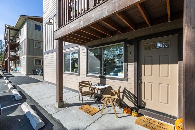 Building Photo - CHECK OUT THIS LOVELY 2 BEDROOM, 1 BATH CONDO CLOSE TO DOWNTOWN BEND