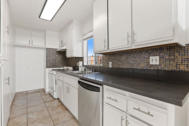 Foto del edificio - 1540 S Fairfax Ave