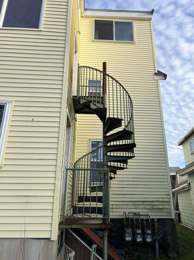 Building Photo - 49R Siren St
