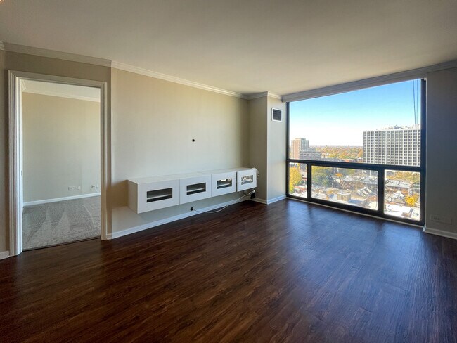 Building Photo - 4343 N Clarendon Ave