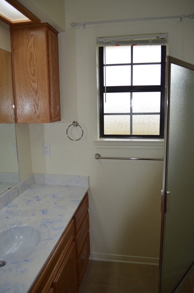 Building Photo - 913Daisy