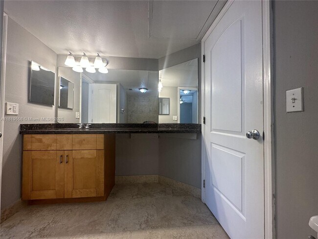 Foto del edificio - 2861 N Oakland Forest Dr
