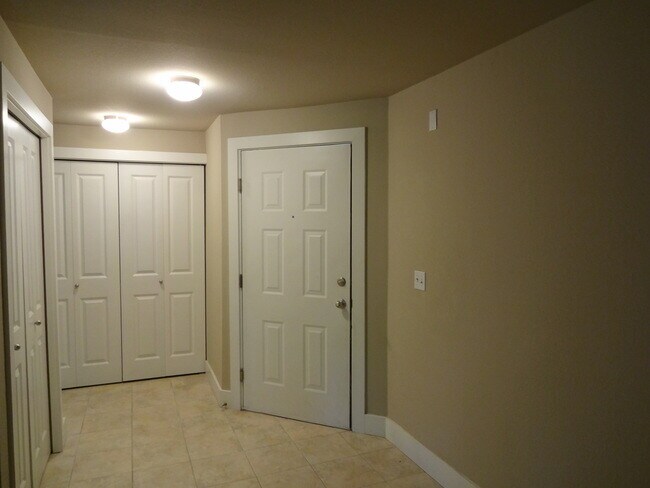 Foto del edificio - Gold Pointe condo!  2 Bed, 2 Bath Condo w/2 parking spaces, MOVE IN SPECIAL - Available NOW!