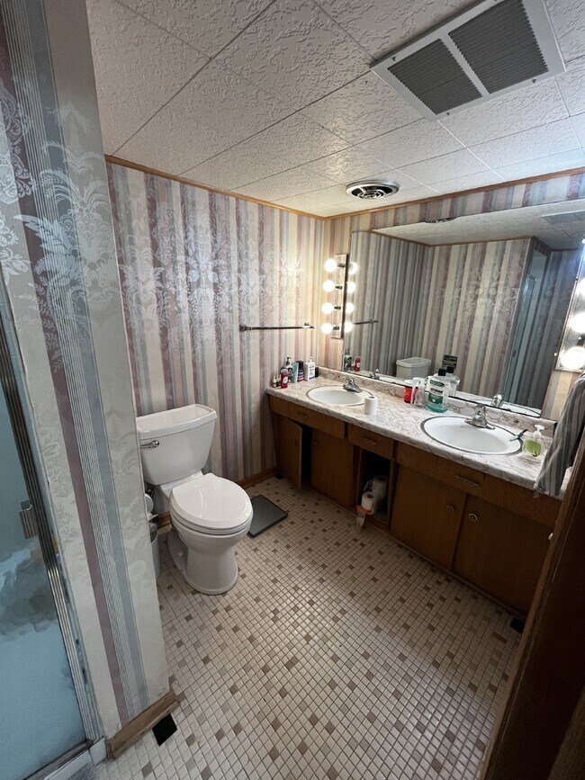 Foto del edificio - 1 bedroom near UWEC Available June 1st!