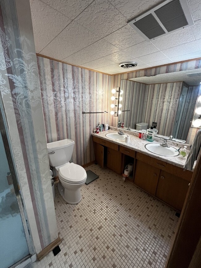 Building Photo - 1 bedroom near UWEC Available June 1st!