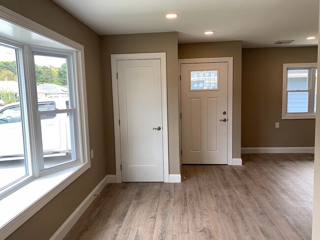 Vestíbulo de entrada / Armario para percheros - 2208 Mount Carmel Blvd