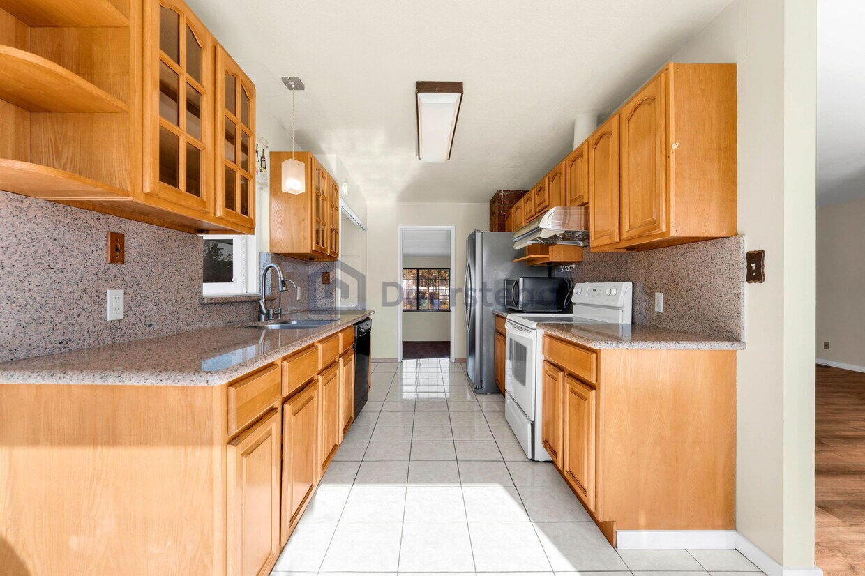 Primary Photo - 22895 Teakwood St