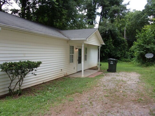 Building Photo - 3 Bedroom 2 Bath Home across from city park
