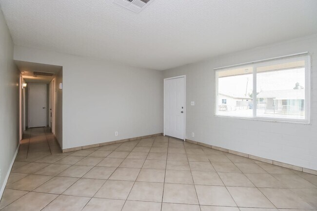 Building Photo - 1302 W 7Th Drive