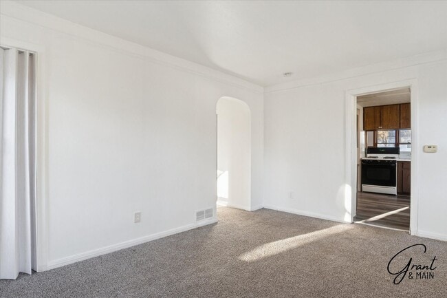 Building Photo - $1,100/month - 2 Bed 1 Bath