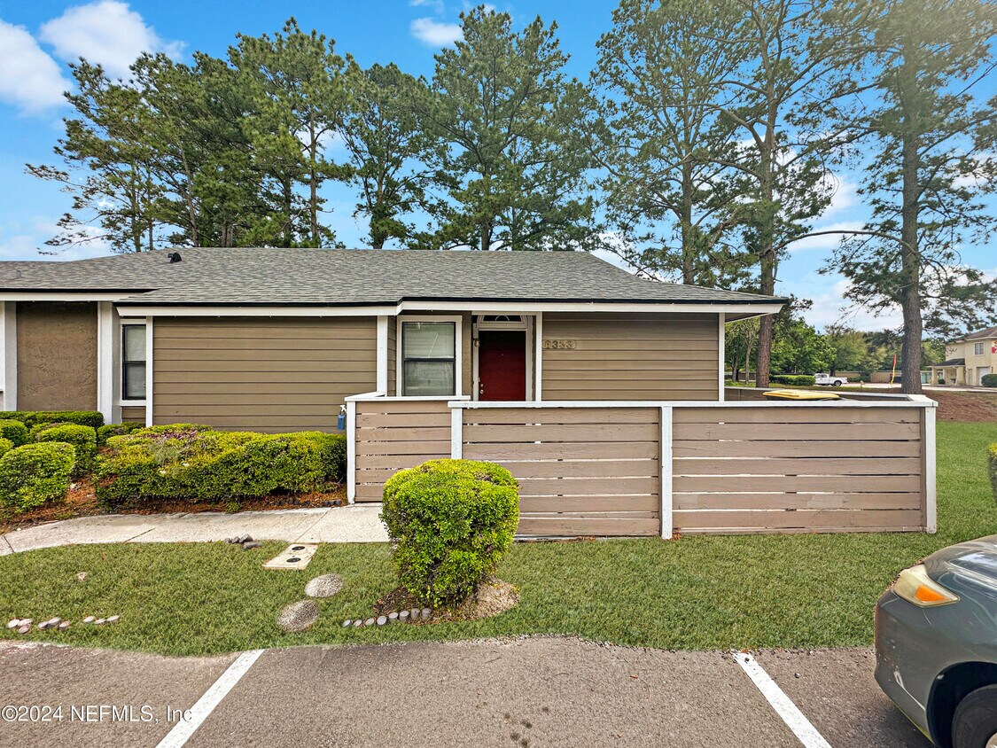 Foto principal - 8333 Derbyshire Pl