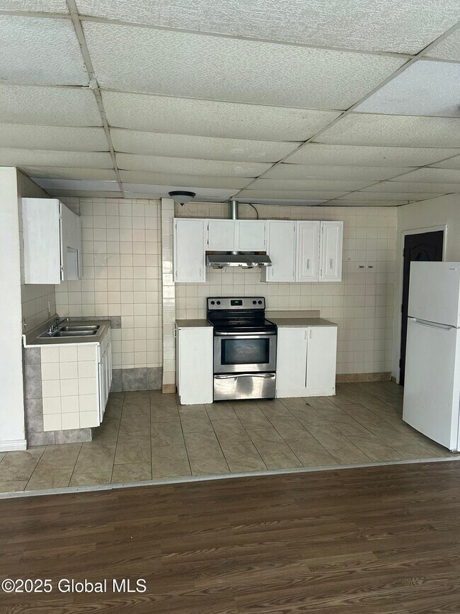 Building Photo - 300 Ontario St