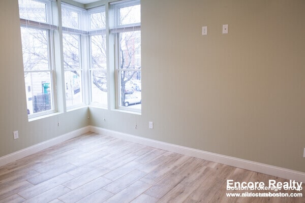 Building Photo - 10 Roxbury St