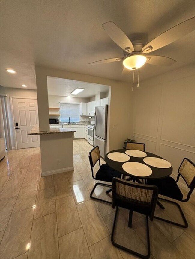 Foto del edificio - Beautiful Dual Master Townhome Palmdale