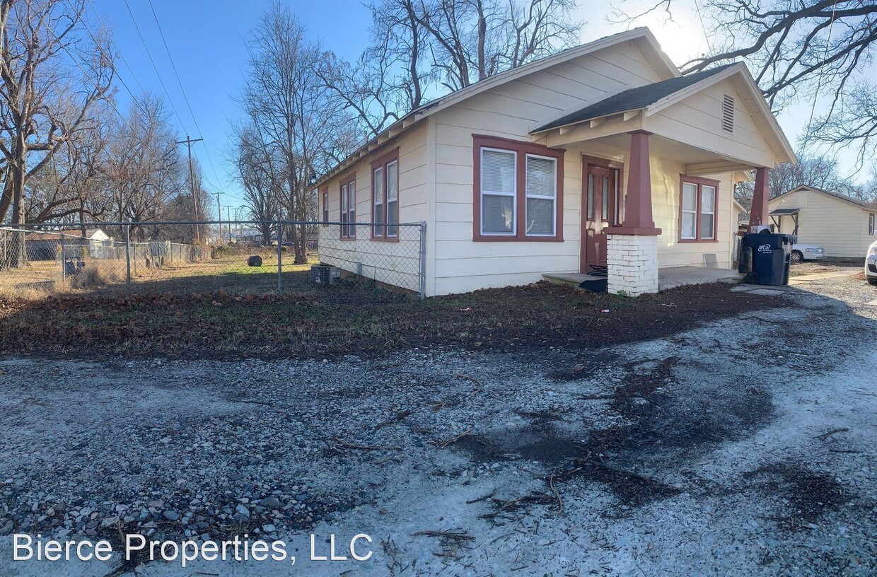 Primary Photo - 3 br, 1 bath House - 402 N. Cherry Street