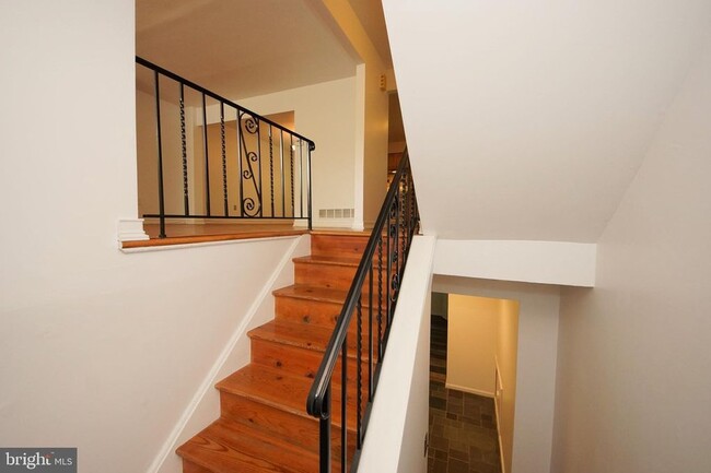 Building Photo - 10 Catbird Ct