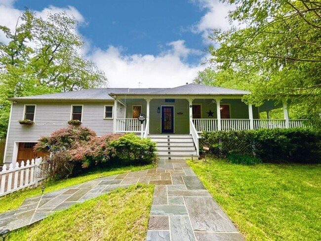 Foto del edificio - Beautifully renovated 4BR/3BA rambler with wraparound porch and garage
