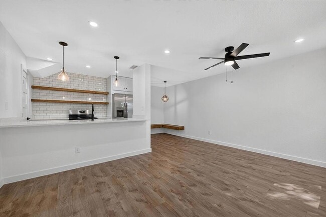 Building Photo - 2124 Burton Dr
