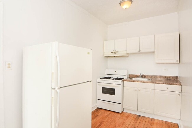 Building Photo - 2704 N Sawyer Ave