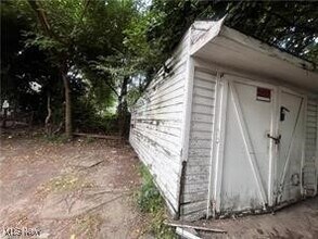 Building Photo - 1422 W 84th St