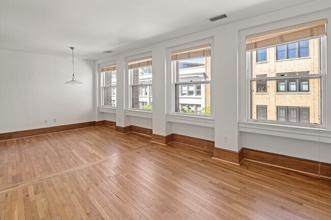 Foto del edificio - 55 1/2 Haywood St, Apt 3B