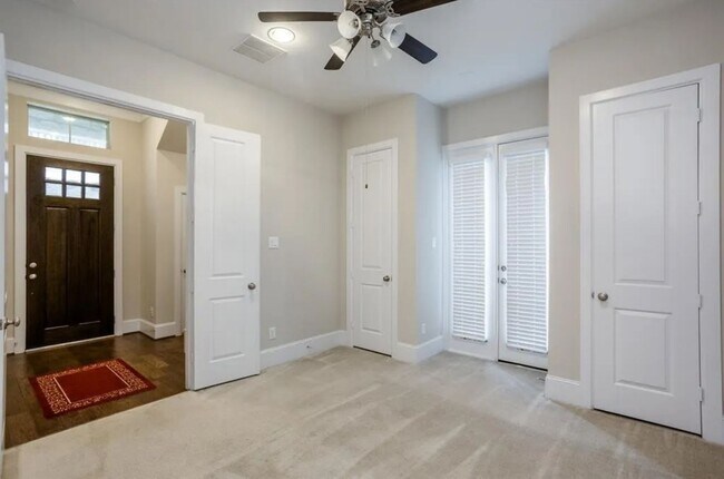 Foto del edificio - Stunning 3BR/3.5BA David Weekley Former Mo...