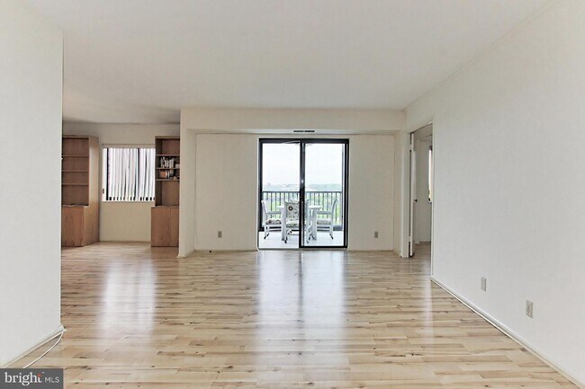 Foto del edificio - 5902 Mt Eagle Dr