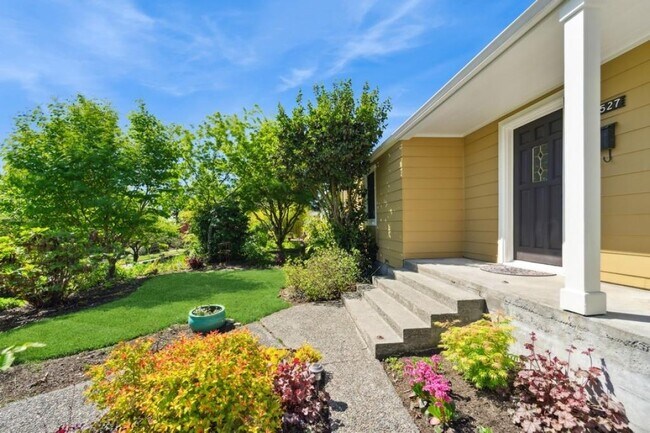 Building Photo - West Seattle Home - 3 bedrooms