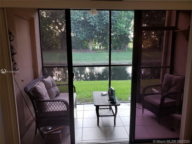 Foto del edificio - 341 Lakeview Dr