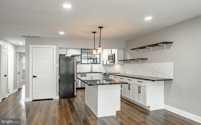 Foto del edificio - 239 Smallwood Ct