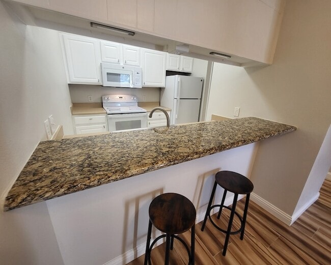 Foto del edificio - 7025 N Holiday Dr