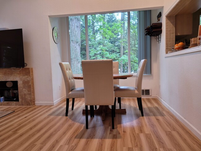 Dining area - 14415 NE 30th Pl