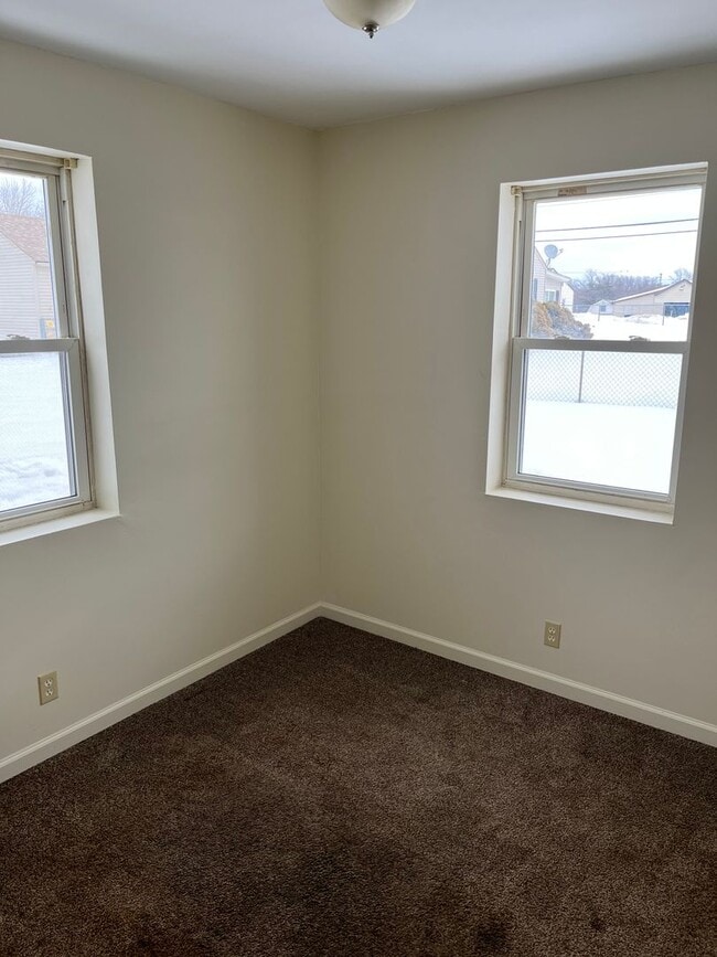 Building Photo - 2 Bedrooms  & 1 Bathroom - In Lakemore