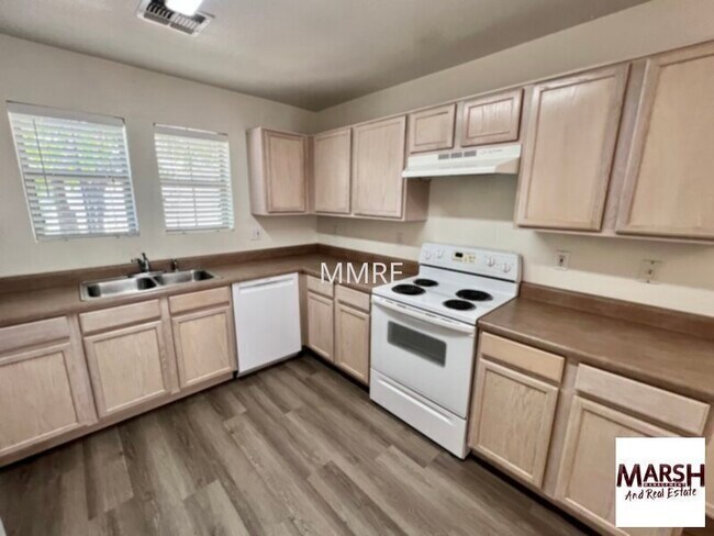 Building Photo - Very nice 3 bedroom home located in Spectr...