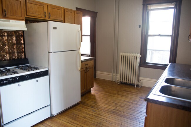 Kitchen - 1309 E Hennepin Ave
