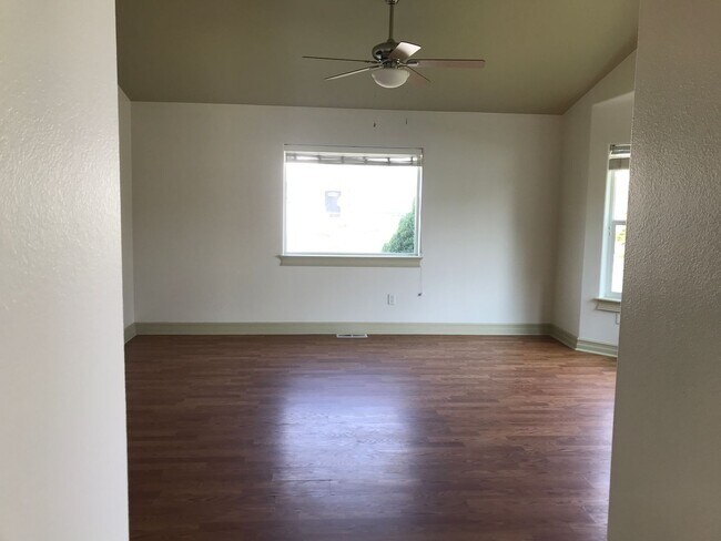 Foto del edificio - 132 Meadow Dr
