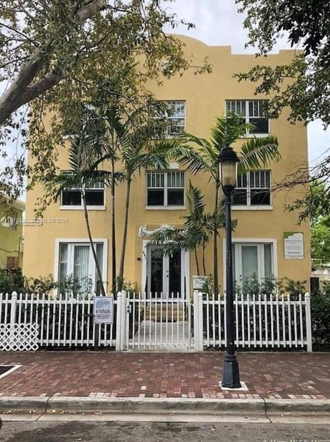 Building Photo - 843 SW 13th Ave