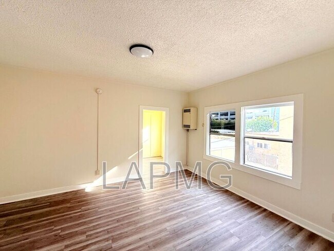 Foto del edificio - 1614 N Kenmore Ave
